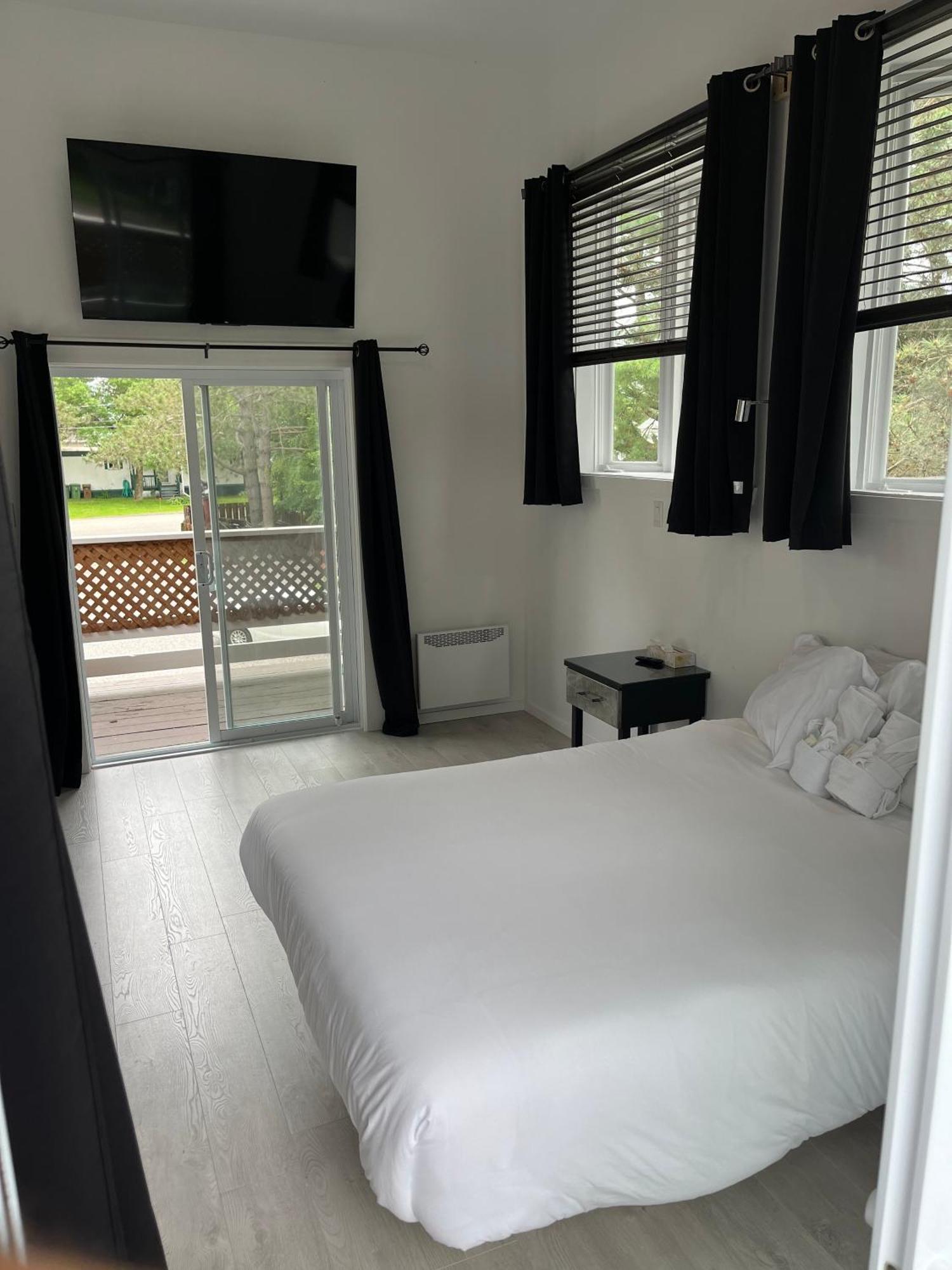 Auberge De Ferme-Neuve Lac-Saint-Paul Exteriör bild